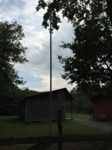 Fahnenmast mit Blick zu den Kontainern