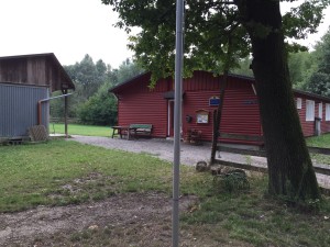 Fahnenmast mit Blick zum Heim