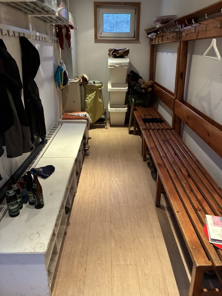 Garderobe, links vom Eingang